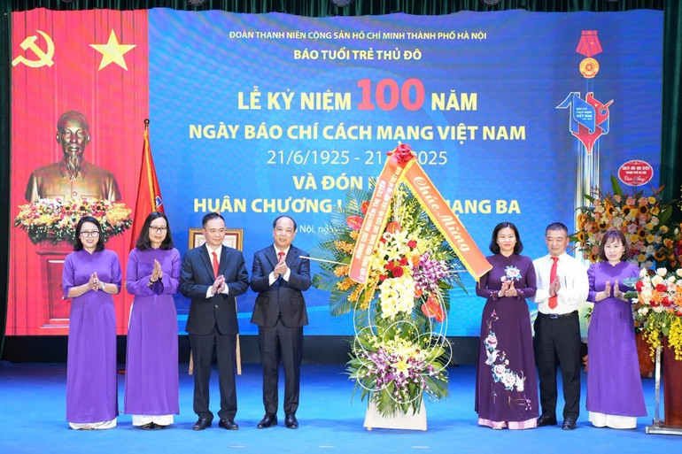 Đồng chí Nguyễn Thị Tuyến, Ủy viên Trung ương Đảng, Chủ tịch Hội Liên hiệp Phụ nữ Việt Nam tặng hoa, chúc mừng Báo Tuổi trẻ Thủ đô. bao-tuoi-tre-thu-do-vinh-du-don-nhan-huan-chuong-lao-dong-hang-ba-20250618152022.jpg