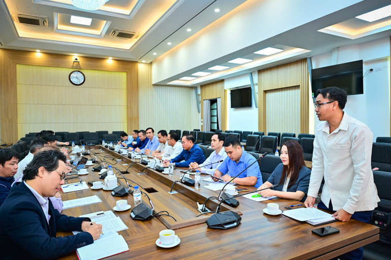 Đồng chí Peng Latkhamphoumy, Phó Trưởng ban Tuyên huấn tỉnh ủy Salavan bày tỏ vui mừng được tham quan, tìm hiểu thực tế tại cơ quan báo chí hàng đầu của Việt Nam. z7143044969013-c4c6a629e1bfde81187c0aefbccc9939.jpg