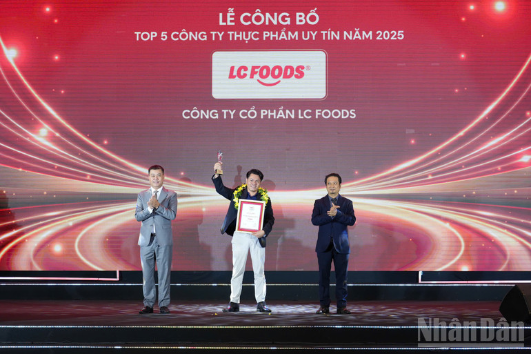 Các doanh nghiệp đã chủ động đầu tư vào công nghệ sản xuất sạch, vật liệu tái chế và thiết kế thân thiện môi trường. ndo_br_z7165604547964-9a4c006f570ee0a4d142920e870e91d3.jpg