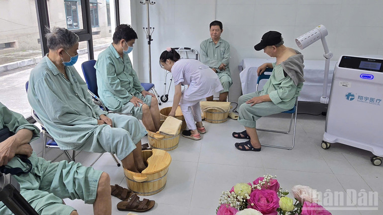 Trong 6 tháng đầu năm 2025, Khoa Y học cổ truyền, Bệnh viện Hữu Nghị ghi nhận sự tăng lên rõ rệt về số lượng thủ thuật so với cùng kỳ năm trước. ndo_br_z6859165103749-8f291aa058b6c50d10dcec9b7e685f5e.jpg