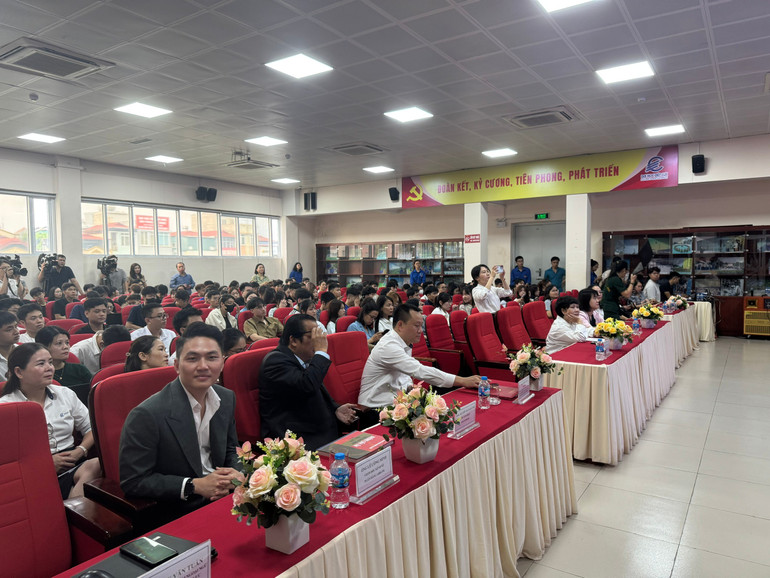 Không gian giao lưu, định hướng kỹ năng thích ứng thời AI cho người trẻ. z6906736124259-6e4c9d95877709f7eaf9337ff7c43be2.jpg