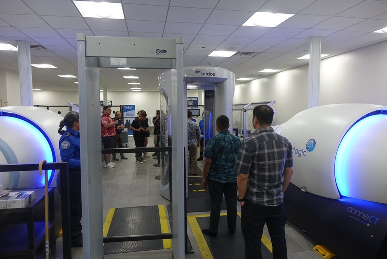 Từ tháng 7/2025, du khách sẽ không cần phải bỏ giày khi đi qua máy quét khi bay nội địa so với trước đây. (Ảnh: Cơ quan An ninh Vận tải Hoa Kỳ TSA) ct-units-at-gum.jpg