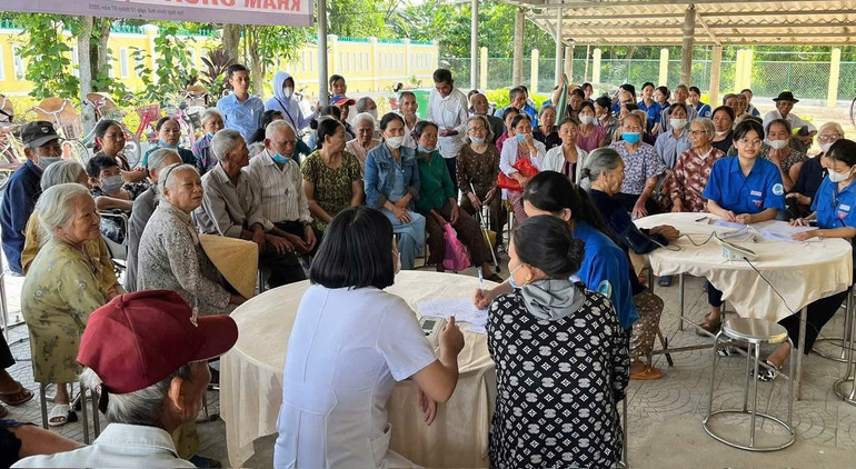យោធិនរបួសជាង 500 នាក់ គ្រួសារយុទ្ធជនពលី ប្រជាជនដែលមានវិភាគទានបដិវត្តន៍ និងមាតាវីរជនវៀតណាមនៅឃុំ Dan Dien (ទីក្រុង Hue) បានទទួលការពិនិត្យសុខភាព និងពិគ្រោះសុខភាព។ z6807847334454-837332f91e309e74d198a679927e9643.jpg