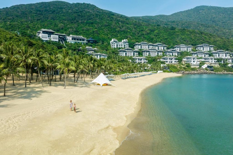 Đà Nẵng với những bãi biển xanh, nhịp sống "chậm" hấp dẫn du khách. (Ảnh: Booking.com) da-nang.jpg