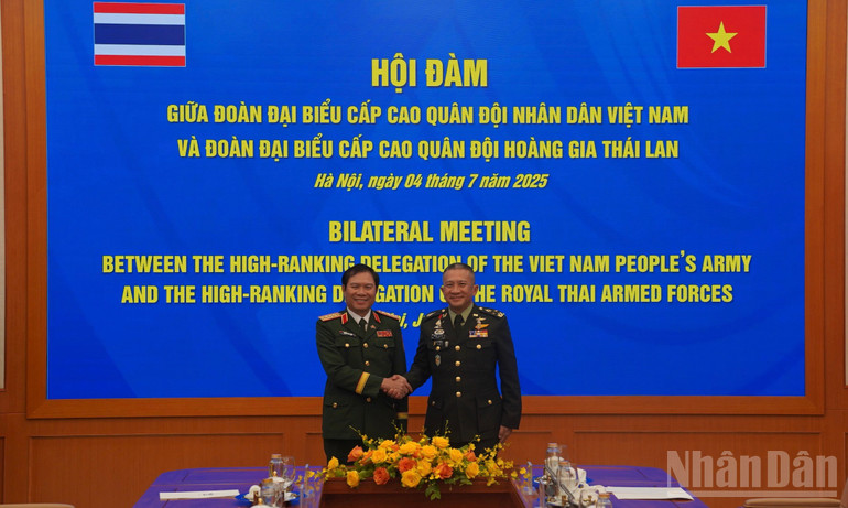 Đại tướng Nguyễn Tân Cương, Ủy viên Trung ương Đảng, Ủy viên Thường vụ Quân ủy Trung ương, Tổng Tham mưu trưởng Quân đội nhân dân Việt Nam, Thứ trưởng Quốc phòng hội đàm cùng Đại tướng Songwit Nunphakdee, Tư lệnh Lực lượng Quốc phòng Thái Lan. ndo_br_dsc01983.jpg