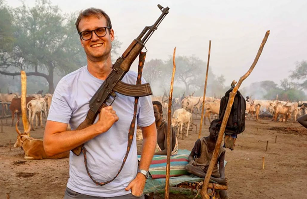 Hình ảnh Rowan Beard cầm khẩu AK47 tại Nam Sudan trên Instagram. picture1.png