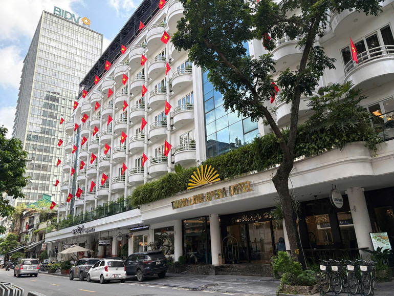 Không gian khách sạn rực rỡ sắc đỏ, tạo điểm check-in thu hút du khách. z6933659426251-89174633309d7f93e8f59a09d5c370b3.jpg