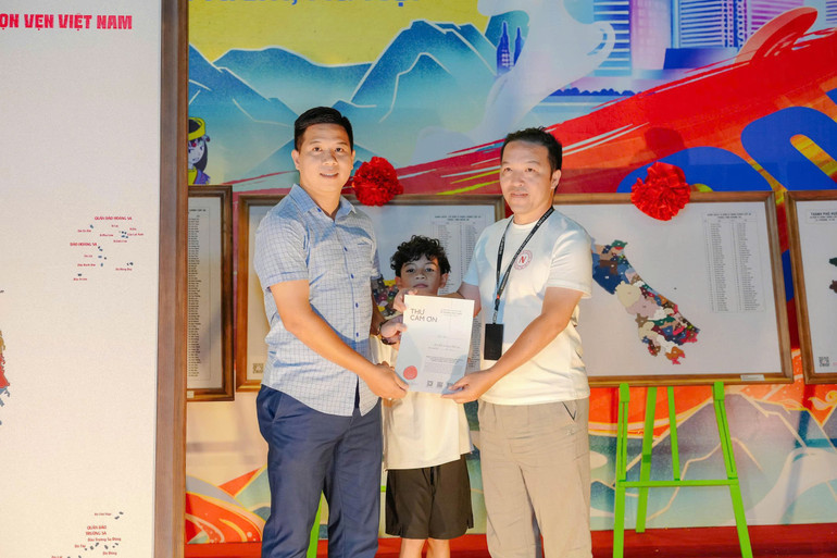 Chương trình đấu giá 14 bức tranh (gồm 1 bản đồ Việt Nam và 13 tranh các tỉnh, thành) thu về tổng cộng 405 triệu đồng. z6787873047044-78770a9921eb31b2111c134a46988ba5.jpg