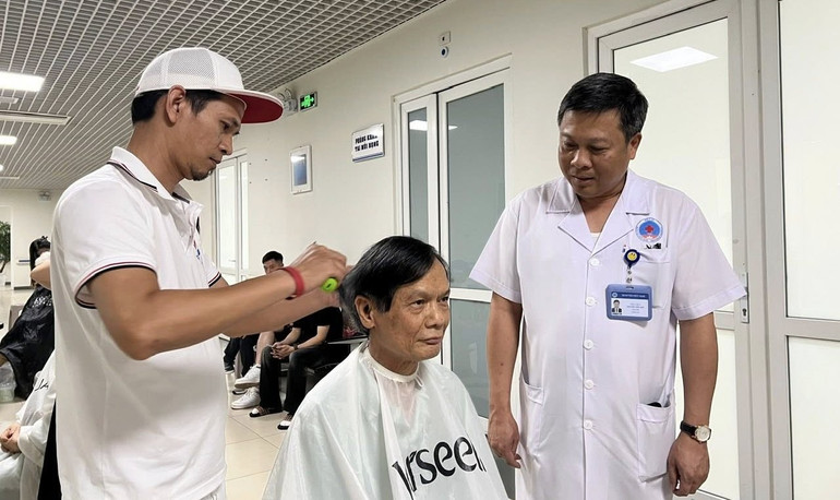 Tiến sĩ, bác sĩ cao cấp Nguyễn Thế Anh, Giám đốc Bệnh viện Hữu Nghị tham gia và đồng hành cùng chương trình. 508812102-1647815596621580-7532170390507352566-n.jpg