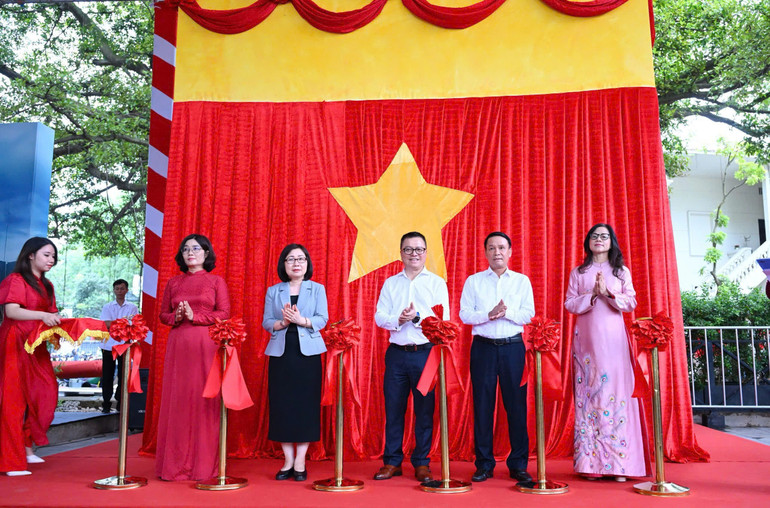Đồng chí Từ Thị Kim Thanh - Thành viên Hội đồng thành viên Agribank (ngoài cùng bên trái áo đỏ) và các đại biểu cắt băng khánh thành Triển lãm z6958304425772-66ce3726ed56d2c33a6e36b1a6608704.jpg