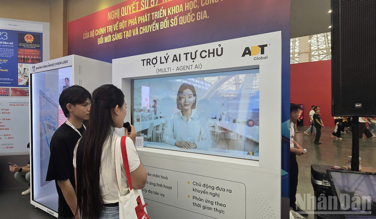 Người dân có thể trải nghiệm Multi-Agent AI thông qua robot tương tác, đặt câu hỏi ở nhiều chủ đề, nhiều ngôn khác nhau. ndo_br_z6958862041612-b03a48117c9d7374087b02087eba8fc6.jpg