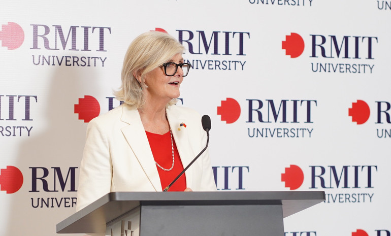 Toàn quyền Australia phát biểu trong chuyến thăm Đại học RMIT, cơ sở Nam Sài Gòn. (Ảnh: RMIT) hinh-2.jpg