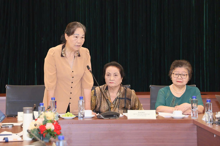 Bà Hà Thị Vinh, Chủ tịch Hiệp hội Thủ công mỹ nghệ và Làng nghề Hà Nội phát biểu về những khó khăn về yếu tố mặt bằng trong sản xuất. z6855961507059-b95d6a800fcf48a05be725f16f8375f9.jpg
