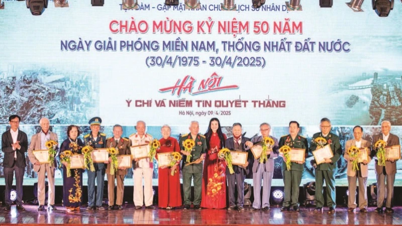 Giám đốc Sở Văn hóa và Thể thao thành phố Hà Nội Bạch Liên Hương cùng Giám đốc Bảo tàng Hà Nội Nguyễn Tiến Đà trao giấy chứng nhận và tặng hoa cho các nhân chứng lịch sử.