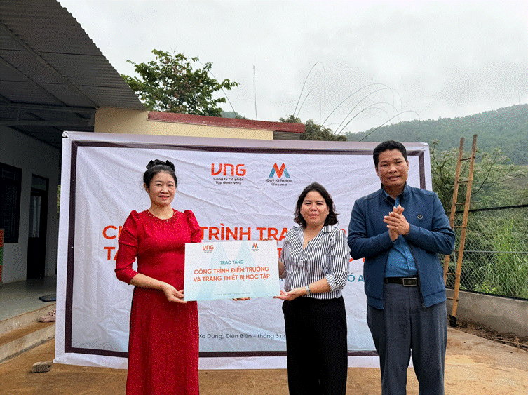 Bà Trương Cẩm Thanh - Chủ tịch &amp; Giám đốc điều hành Quỹ Kiến tạo Ước mơ trao tặng Công trình Điểm trường tại xã Xa Dung, tỉnh Điện Biên.