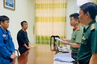 Hai thuyền trưởng tàu cá vi phạm tại cơ quan điều tra.