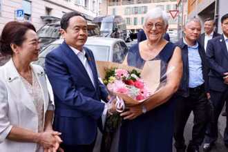 Vợ ông Jacques Savary đón Chủ tịch Quốc hội Trần Thanh Mẫn và Phu nhân Nguyễn Thị Thanh Nga đến thăm gia đình. (Ảnh: DOÃN TẤN/TTXVN) 