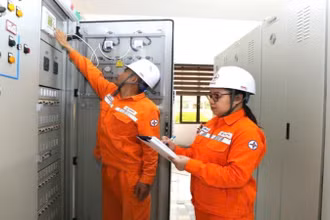 Công nhân Xí nghiệp lưới điện cao thế Lào Cai kiểm tra hệ thống điều khiển bảo vệ.