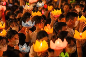 Lễ hoa đăng kính mừng Phật đản tại chùa Pháp Hoa, Thành phố Hồ Chí Minh thu hút đông đảo Phật tử, người dân tham dự. (Ảnh BTC)
