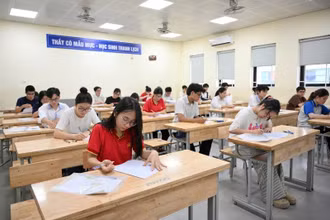 Thí sinh tại điểm thi Trường trung học cơ sở Nguyễn Trường Tộ, Hà Nội. (Ảnh THẾ ĐẠI)