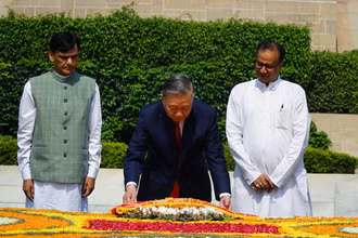 Tổng Bí thư, Chủ tịch nước Tô Lâm đặt vòng hoa tại Khu tưởng niệm Mahatma Gandhi ở Thủ đô New Delhi.