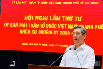 Đồng chí Nguyễn Phước Lộc, Phó Bí thư Thành ủy, Chủ tịch Ủy ban Mặt trận Tổ quốc Việt Nam Thành phố Hồ Chí Minh phát biểu tại Hội nghị.