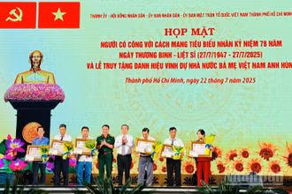 Truy tặng danh hiệu vinh dự Nhà nước Bà mẹ Việt Nam Anh hùng đối với sáu Mẹ. (Ảnh: Vương Lê)