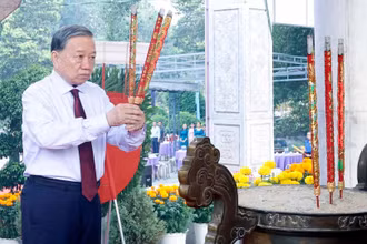 Tổng Bí thư, Chủ tịch nước Tô Lâm dâng hương tưởng niệm, tri ân các Anh hùng - Liệt sĩ tại Nghĩa trang Liệt sĩ Tân Biên (Nghĩa trang Liệt sĩ Đồi 82).