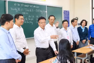 Phó Thủ tướng Lê Thành Long thăm hỏi, động viên các thí sinh đang nghe quy chế, hướng dẫn thủ tục thi.