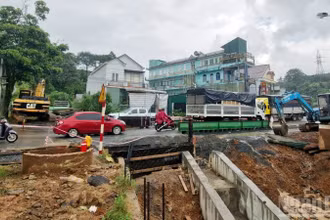 Sau khi tạm dừng thi công cống ngang trên Quốc lộ 20, giao thông trên tuyến đường này đã thông suốt.