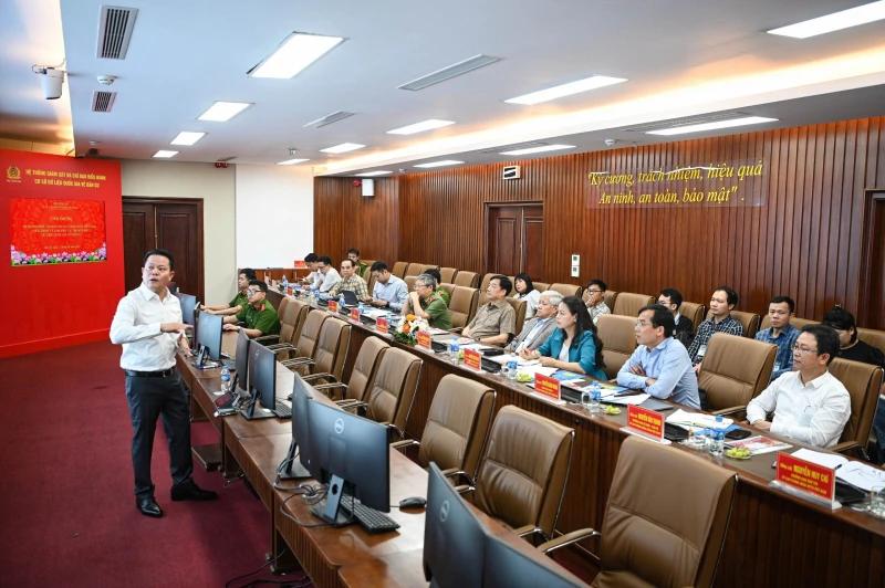 Đại tá Vũ Văn Tấn, Phó Cục trưởng Cục Cảnh sát quản lý hành chính về trật tự xã hội giới thiệu về chức năng của Phòng bản đồ số thuộc Trung tâm dữ liệu quốc gia về dân cư.