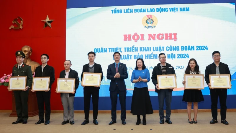 Ghi nhận những đóng góp của các tập thể, cá nhân trong xây dựng Luật Công đoàn (sửa đổi).