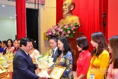 Đồng chí Nguyễn Xuân Thắng trao Bằng khen và quyết định công nhận cho cá nhân đạt Danh hiệu “Giảng viên xuất sắc” cấp Học viện lần thứ VI. (Ảnh: PHẠM CƯỜNG)