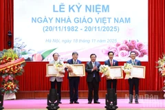 Đồng chí Nguyễn Xuân Thắng, Ủy viên Bộ Chính trị, Giám đốc Học viện Chính trị quốc gia Hồ Chí Minh, Chủ tịch Hội đồng Lý luận Trung ương trao Huân chương Lao động hạng Nhì, hạng Ba của Chủ tịch nước tặng các cá nhân của Học viện Chính trị quốc gia Hồ Chí Minh. (Ảnh: PHẠM CƯỜNG)
