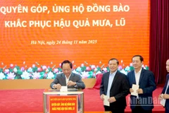 Đồng chí Trịnh Văn Quyết, Bí thư Trung ương Đảng, Trưởng ban Tuyên giáo và Dân vận Trung ương quyên góp, ủng hộ đồng bào khắc phục hậu quả mưa, lũ. (Ảnh: PHẠM CƯỜNG)