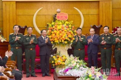 Đồng chí Đại tướng Trịnh Văn Quyết, Bí thư Trung ương Đảng, Trưởng Ban Tuyên giáo và Dân vận Trung ương tặng hoa chúc mừng đội ngũ cán bộ, giảng viên Học viện Chính trị. (Ảnh: PHẠM CƯỜNG)