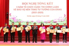 Đồng chí Nguyễn Xuân Thắng, Ủy viên Bộ Chính trị, Giám đốc Học viện Chính trị quốc gia Hồ Chí Minh, Chủ tịch Hội đồng Lý luận Trung ương, Phó Trưởng ban Chỉ đạo 35 Trung ương, Trưởng Ban Chỉ đạo cuộc thi trao Bằng khen tặng các tập thể có nhiều thành tích xuất sắc trong tổ chức Cuộc thi chính luận về bảo vệ nền tảng tư tưởng của Đảng. (Ảnh: PHẠM CƯỜNG)