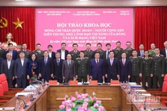 Các đại biểu chụp ảnh lưu niệm tại hội thảo. (Ảnh: PHẠM CƯỜNG)