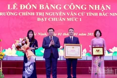 Đồng chí Nguyễn Xuân Thắng, Ủy viên Bộ Chính trị, Giám đốc Học viện Chính trị quốc gia Hồ Chí Minh, Chủ tịch Hội đồng Lý luận Trung ương trao Bằng công nhận và chúc mừng Trường Chính trị Nguyễn Văn Cừ tỉnh Bắc Ninh đạt chuẩn mức 1. (Ảnh: AN TRÂN)