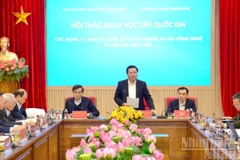 Đồng chí Nguyễn Xuân Thắng, Ủy viên Bộ Chính trị, Giám đốc Học viện Chính trị quốc gia Hồ Chí Minh, Chủ tịch Hội đồng Lý luận Trung ương phát biểu tại Hội thảo. (Ảnh: PHẠM CƯỜNG)