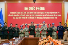 Thượng tướng Nguyễn Trường Thắng cùng lãnh đạo Cục Gìn giữ hòa bình Việt Nam và các sĩ quan nhận quyết định chụp ảnh lưu niệm.