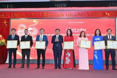 Bộ trưởng Nguyễn Hồng Diên trao tặng Bằng khen của Bộ Công thương cho các tập thể của Báo Công thương.