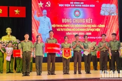Thượng tá Nguyễn Hồng Thái, Phó Giám đốc Học viện An ninh trao giải nhất hội thi cho đội Chuyên khoa 2.(Ảnh: PHẠM CƯỜNG)