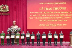Đại tướng Lương Tam Quang, Ủy viên Bộ Chính trị, Bí thư Đảng ủy Công an Trung ương, Bộ trưởng Công an trao Bằng khen tặng các tập thể, có thành tích xuất sắc trong tham mưu, phục vụ Đại hội đại biểu Đảng bộ Công an Trung ương lần thứ VIII, nhiệm kỳ 2025-2030. (Ảnh: PHẠM CƯỜNG)