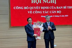 Phó Trưởng ban Tổ chức Trung ương Nguyễn Quang Dương trao quyết định và tặng hoa cho Phó Bí thư Tỉnh ủy Hưng Yên Phạm Quang Ngọc.