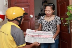 Bưu tá Bưu điện giao tận tay phụ trương tới độc giả Trần Thị Thu Hương (Hoàn Kiếm) sáng ngày 16/10