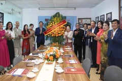 PGS. TS Nguyễn Trọng Điều cùng các đại biểu đón nhận lẵng hoa chúc mừng của Tổng Bí thư Tô Lâm.