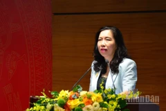 Đồng chí Lê Thị Thu Hằng, Ủy viên Ban Thường vụ Đảng ủy, Trưởng ban Tuyên giáo và Dân vận Đảng ủy Chính phủ, Thứ trưởng Ngoại giao, thông tin chuyên đề tại hội nghị. (Ảnh: PHẠM CƯỜNG)