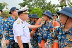 Chuấn Đô đốc Trần Xuân Văn, Bí thư Đảng uỷ, Chính uỷ Vùng 1 Hải quân kiểm tra công tác phòng, chống bão.