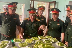 Đoàn công tác Tổng cục Hậu cần-Kỹ thuật kiểm tra bếp ăn đơn vị. 